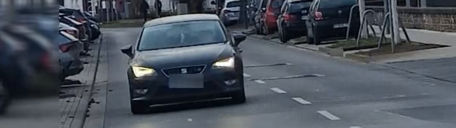 Ausschnitt aus einem Verkehrsbild. Nur das Kennzeichen ist verpixelt. Es sind keine personenbezogenen Daten erkennbar.