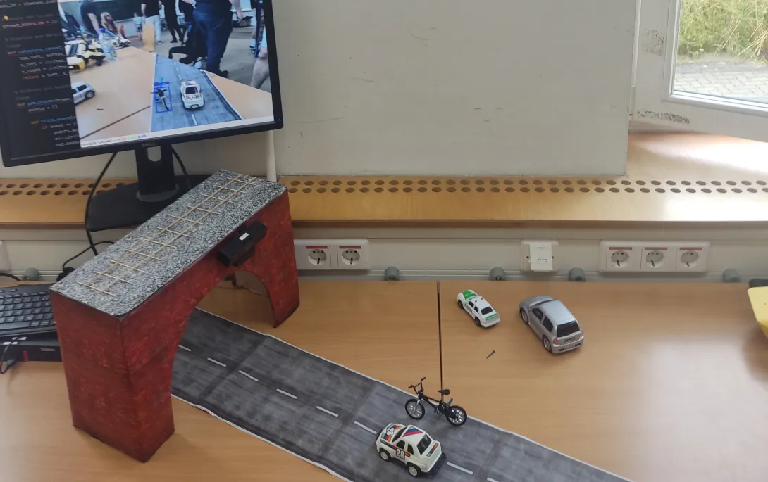 Ansicht eines Miniaturmodells eines Straßenabschnitts mit funktionierender Auswertung des Kamerabilds